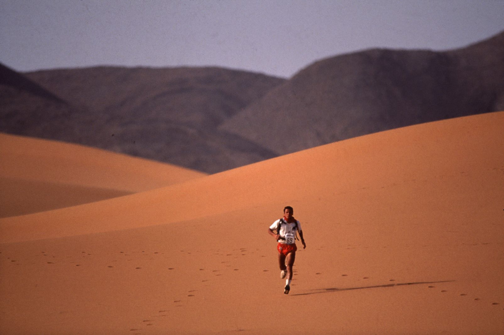 Пустынные бега. Мауро Проспери в пустыне. Мауро Проспери выжил 9 дней в пустыне сахара. Мауро марафонец. Мауро Проспери 1994.